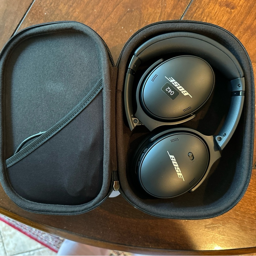COPY - Bose QC 45 wireless, chargeable headphones, almost new!